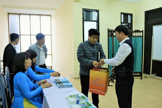 Công ty Điện lực Đống Đa trao quà cho khách hàng trong tháng tri ân khách hàng năm 2017