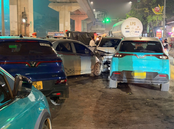 Ô tô đi ngược chiều và đâm va liên tiếp vào nhiều phương tiện khác.