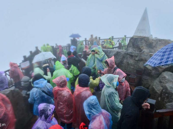 Dù cái lạnh tới âm 4 độ C cũng không cản trở được người dân lên đỉnh Fansipan để ngắm tuyết rơi. Ảnh: Zing.vn