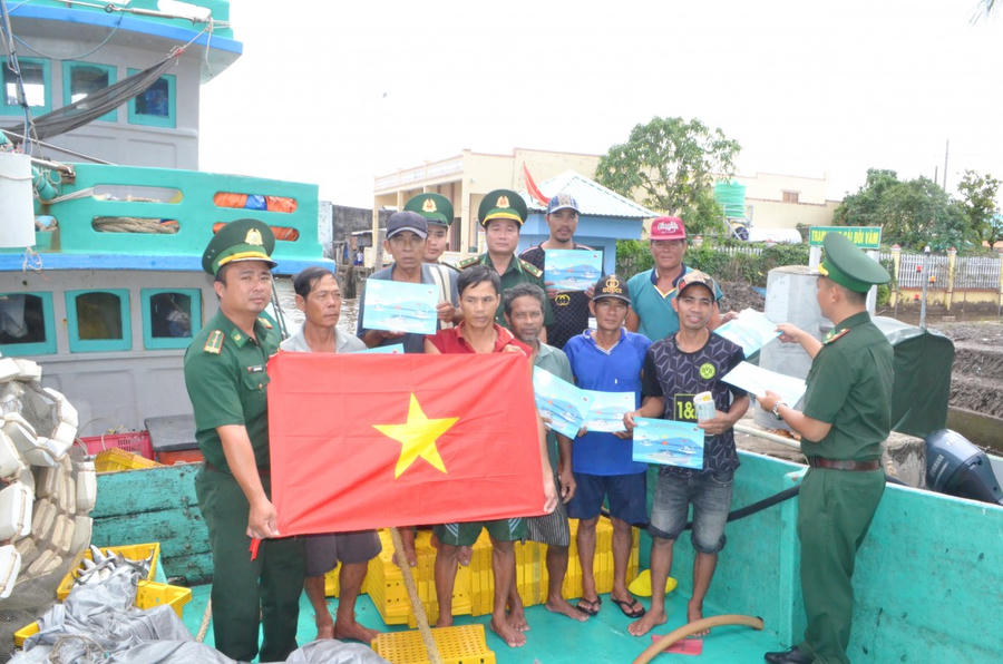 Đồn Biên phòng Cái Đôi Vàm phối hợp với địa phương, tuyên truyền phòng, chống khai thác thủy sản bất hợp pháp (IUU), phát tờ rơi, infographic và lá cờ Tổ quốc cho ngư dân.