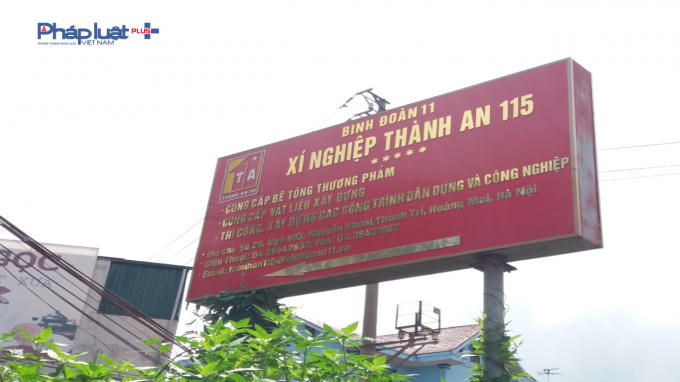 Trạm trộn không phép ngang nhiên lắp đặt biển hiệu.