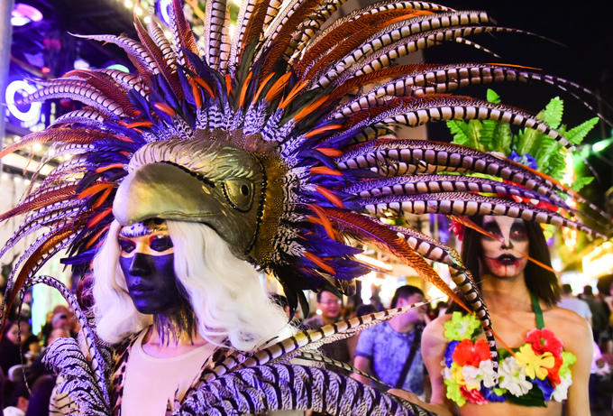 Một số người diện lên mình những bộ trang phục rực rỡ, thu hút sự quan tâm của nhiều người xung quanh.