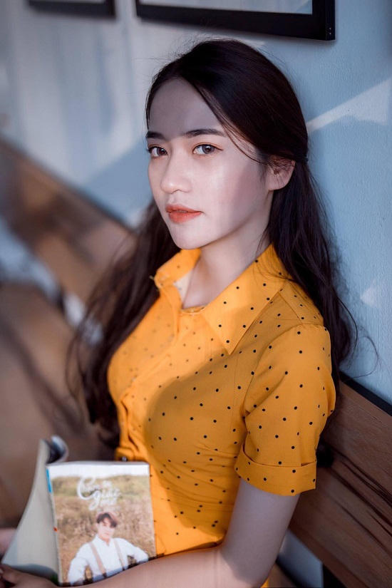 Người đẹp Kinh Bắc sinh năm 1998, với gương mặt thanh tú đúng chuẩn v-line, Hồng Ngọc nhanh chóng hớp hồn cư dân mạng.