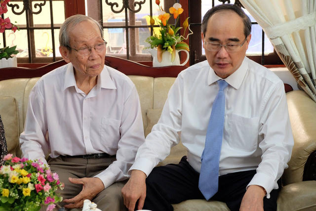 Bí thư Thành uỷ TP HCM Nguyễn Thiện Nhân đến thăm và trò chuyện cùng GS Trần Hồng Quân, nguyên Bộ trưởng Bộ GD-ĐT.