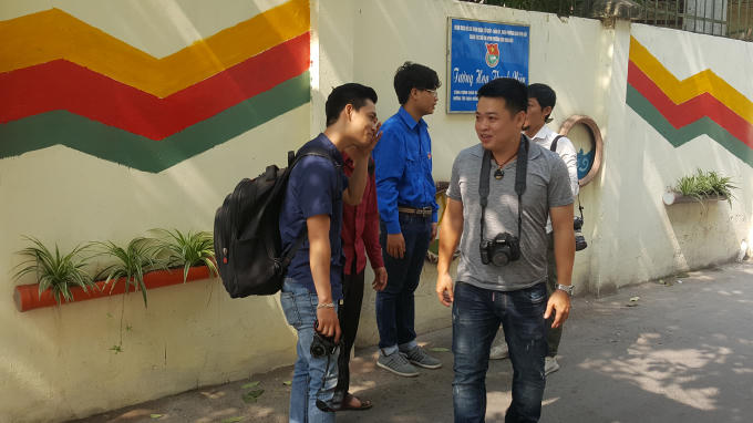 Nơi tập kết r&aacute;c biến th&agrave;nh bức tường hoa đẹp lung linh thu h&uacute;t giới trẻ