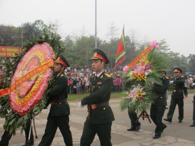 Đoàn tiêu binh của Quân khu 2 dẫn đầu đoàn hành lễ lên Đền Thượng. (Ảnh: Thu Hường).