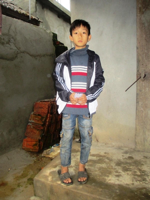 Cháu Thắng thẫn thờ trước căn nhà của mình như muốn sụp. Và căn bệnh máu trắng bám lấy Thắng đã 6 năm nay.