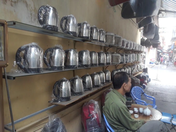 Một cửa hàng nhỏ ở TP Cẩm Phả (Quảng Ninh) bán ấm siêu tốc được làm từ Inox 201, 202 với giá dưới 200 nghìn đồng/chiếc.