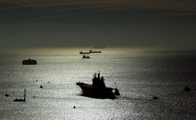 Tàu sân bay không còn sử dụng của Hải quân Hoàng gia Anh mang tên HMS Illustrious rời khỏi bến cảng Portsmouth, hướng đến một bãi phế liệu ở Thổ Nhĩ Kỳ. (Ảnh: Steve Parsons/PA)