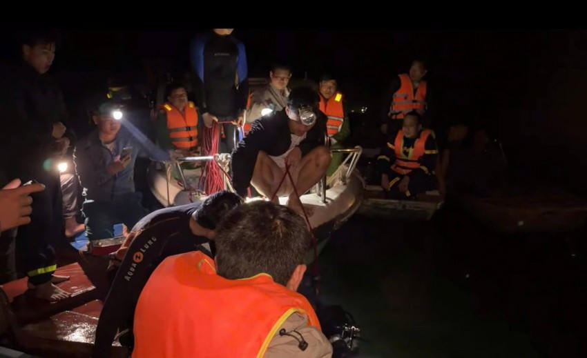 Lực lượng chức năng địa phương xuyên đêm tìm kiếm các nạn nhân mất tích.