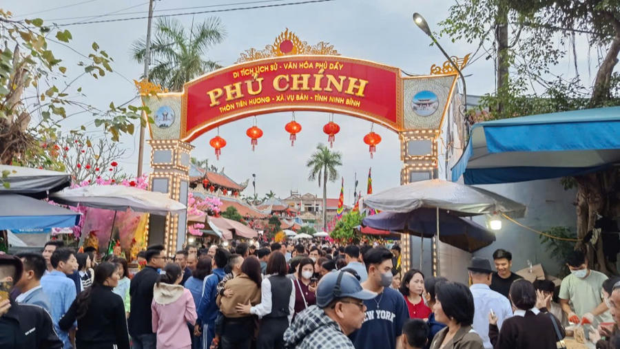 Hàng vạn người đổ về chợ “mua may, bán rủi” Viềng Xuân- Phủ Dầy