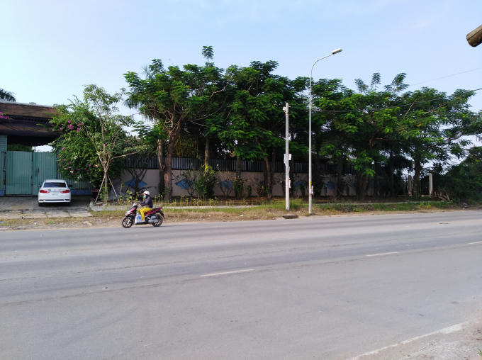 Mặt tiền ngôi nhà là đường Nguyễn Hữu Trí, phía sau nhà là sông chợ Đệm.