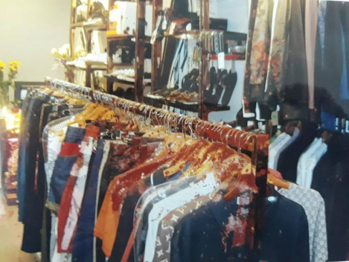 Quần áo bị hắt chất bẩn.