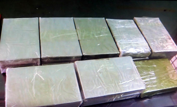 15 bánh heroin bị thu giữ.