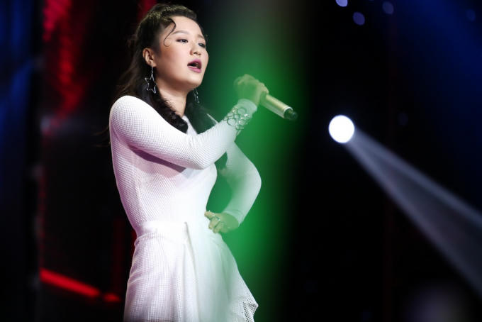 Han Sara "đốt nóng" vòng Loại trực tiếp Giọng hát Việt 2107 tập 12 bằng ca khúc tiếng Anh mang tên "Side to side" bản hit của Ariana Grande.
