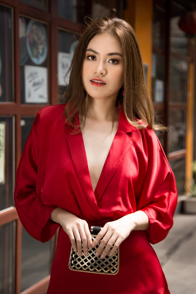 Mái tóc thẳng, dài buông xõa 2 vai mang tới hình ảnh nữ tính và dịu dàng. Với hình ảnh này, Diễm Trần bị rất nhiều người đi đường nhầm tưởng là Hoa hậu hoàn vũ Phạm Hương.