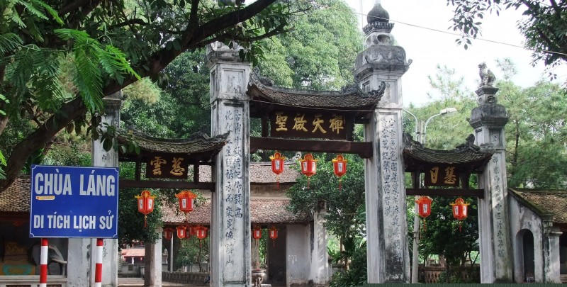 Cổng tam quan chùa Láng