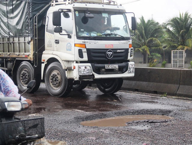 Quốc lộ nghìn tỷ qua tỉnh Bình Định hư hỏng nghiêm trọng sau vài cơn mưa đầu tháng 10/2018.