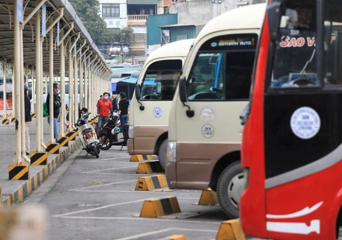 Dù bến xe Giáp Bát đã tạo mọi điều kiện thuận lợi, nhưng vẫn không ít xe khách khi xuất bến chiều 30/12 chỉ có từ 2-4 khách. (Ảnh: Hoàng Hiếu/TTXVN)