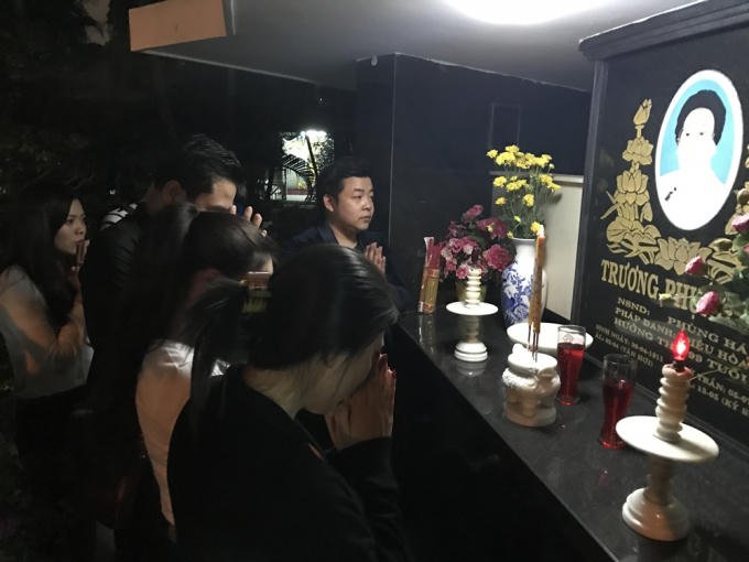 Quang Lê cùng học trò thành kính viếng thăm mộ các nghệ sĩ lão thành vào lúc nửa đêm