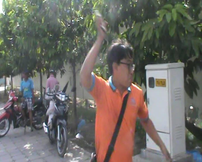 Nhan Hồng Phong ném điện thoại về phía trung tá Phước.