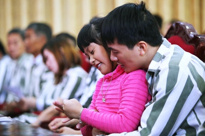 Anh Bùi Anh Tuấn hạnh phúc ôm chặt con gái trong lúc chờ thời khắc thành người tự do.