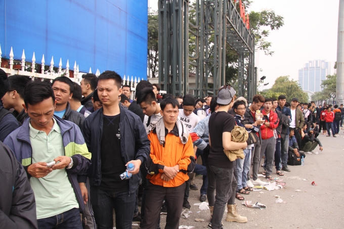 Đoàn người đông đúc kéo dài hàng trăm mét dọc theo hàng rào trước cửa sân VĐ.