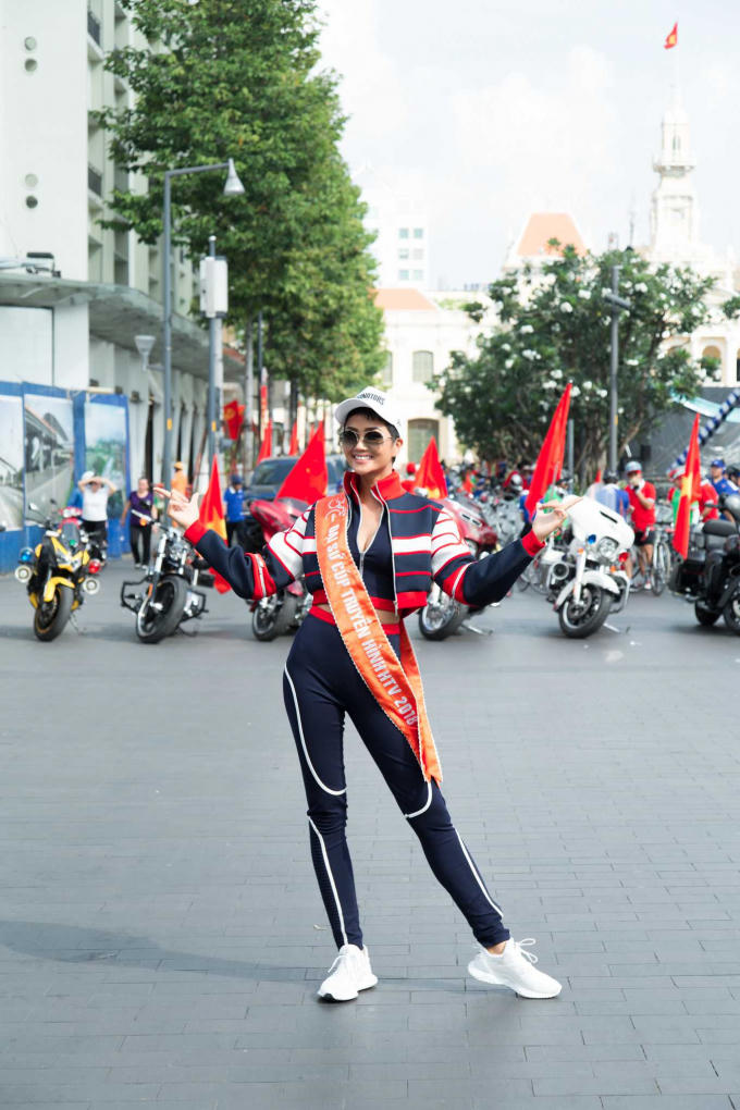 Hoa hậu H'Hen Ni&ecirc; mang xe đạp c&aacute; nh&acirc;n chạy đua c&ugrave;ng c&aacute;c bạn trẻ nh&acirc;n ng&agrave;y 30/04
