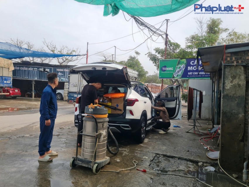 Nhân viên tiến hành dọn vệ sinh nột thất xe và bàn giao cho khách.