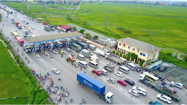 Trạm thu phí trên quốc lộ 5 xảy ra tình trạng tài xế trả tiền lẻ và gây ùn tắc giao thông hồi đầu tháng 9.