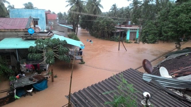 Nhà cửa chìm trong lũ - Ảnh: Trường Đăng