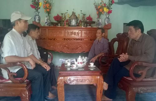 Cụ Nguyễn Đức Thận (thứ 2 bên phải), 94 tuổi đời, 64 tuổi đảng: “Tôi xin lấy danh dự và sinh mệnh chính trị của mình để khẳng định bà Tâm là “kẻ đào ngũ””- Ảnh: Xuân Hoàng.