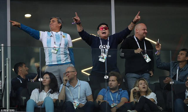 Huyền thoại Maradona đứng ngồi không yên ở khán đài VIP trong cả trận đấu. Ảnh: Reuters