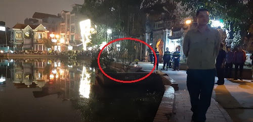 Vị trí xác nam thanh niên được vớt lên.