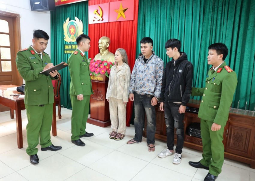 Các đối tượng tại cơ quan Công an. Ảnh Công an Ninh Bình.