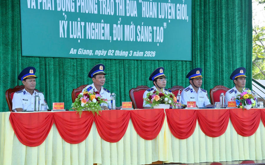 Thủ trưởng Bộ Tư lệnh Vùng Cảnh sát biển 4 dự và chỉ đạo các cơ quan, đơn vị luyện tập cho Lễ ra quân huấn luyện.