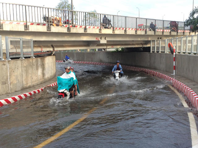 TP HCM: Hầm chui vừa thông xe đã ngập nước nghiêm trọng