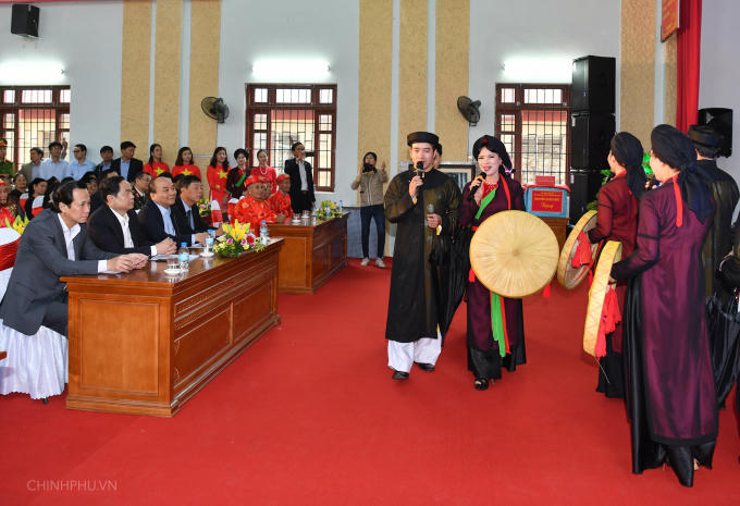 Thủ tướng Nguyễn Xu&acirc;n Ph&uacute;c dự ng&agrave;y hội Đại đo&agrave;n kết to&agrave;n d&acirc;n tộc tại huyện Việt Y&ecirc;n