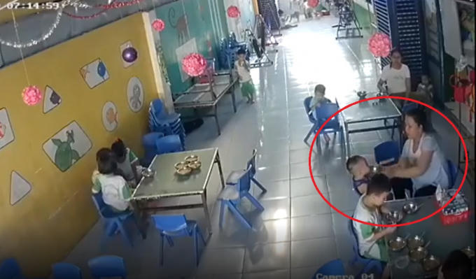 Đ&igrave;nh chỉ c&ocirc; gi&aacute;o đ&aacute;nh v&agrave;o đầu trẻ v&igrave; ăn kh&ocirc;ng nuốt kịp ở Long An