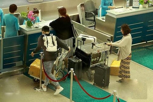 Trong lần xuất ngoại gần đây, cả hai còn được mẹ Trấn Thành tiễn tại sân bay