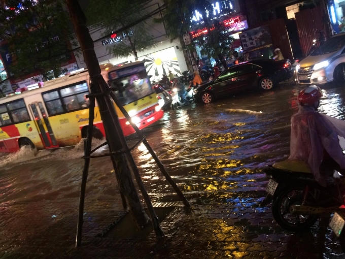 Theo chia sẻ của Facebooker Thế Công: "Phố Thái Hà nước ngập ngang bánh xe, nhiều người không thể đi nổi". Ảnh: Thế Công
