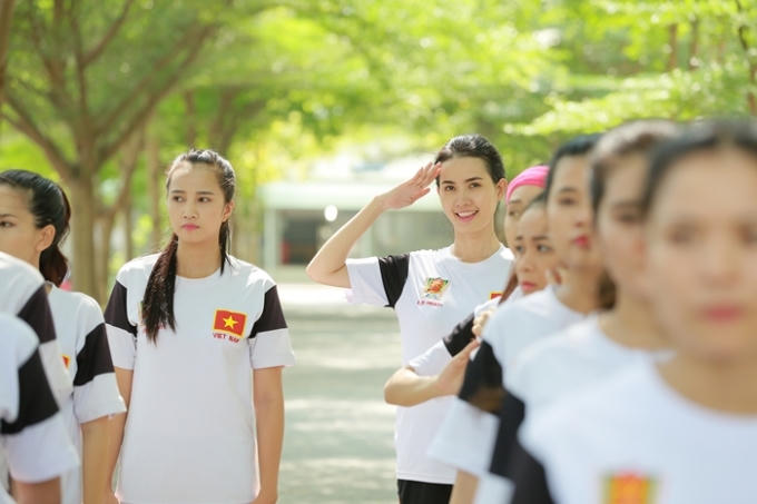 Theo một số nguồn tin thân cận, Mơ Phan không ít lần bị thương khi thực hiện phân đoạn đấu võ quyết liệt trong phim