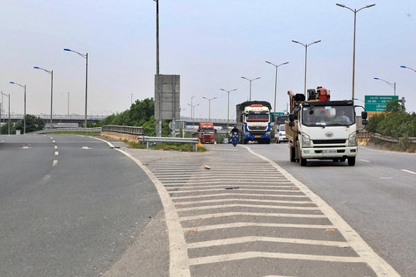 5-de-vach-xuong-ca-o-quoc-lo-1-1637642584891