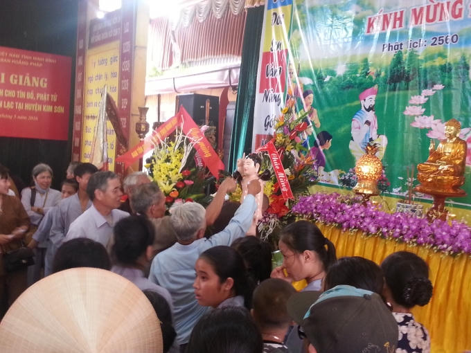 Nghi lễ tắm Phật là nghi lễ truyền thống.