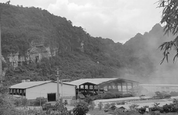 lKhói bốc lên từ Nhà máy sản xuất chì của Cty Bắc Bộ.