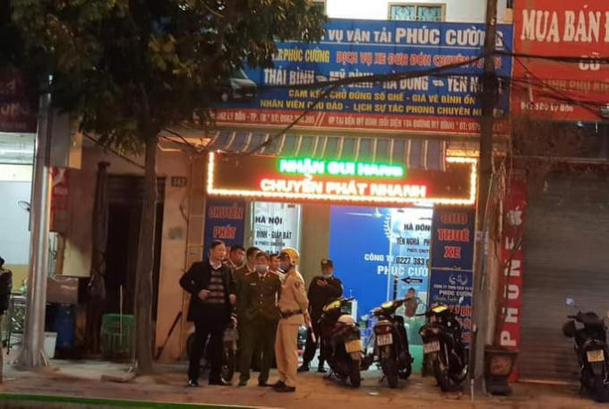 Lực lượng chức năng tiến hành khám xét Công ty Phúc Cường.