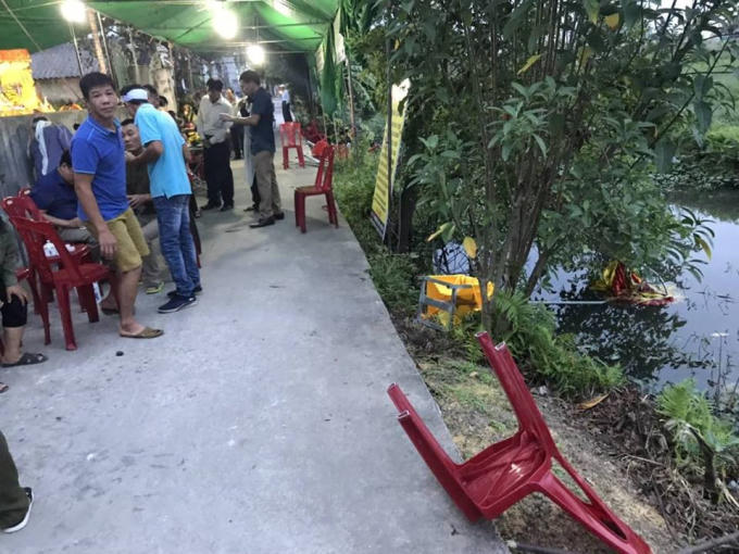 Người dân bàng hoàng khi xảy ra sự việc.