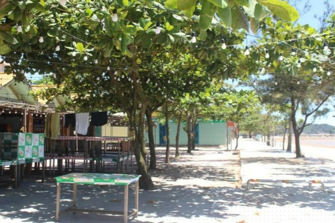 Bàn ghế chất đống dọc bãi biển, khung cảnh đìu hiu chưa từng thấy.