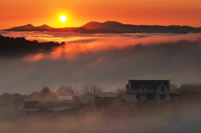 Ngôi nhà nhỏ trong buổi sớm bình minh.