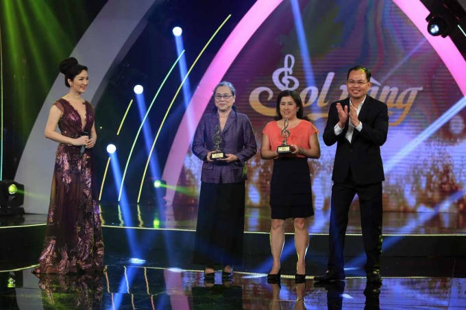 Elvis Phương hát tưởng nhớ những người bạn cũ trong ban nhạc Phượng Hoàng lừng lẫy một thời